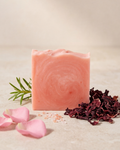 Jabón natural de caléndula y manzanilla maro naturals para calmar piel sensible e irritada hecho en Colombia.