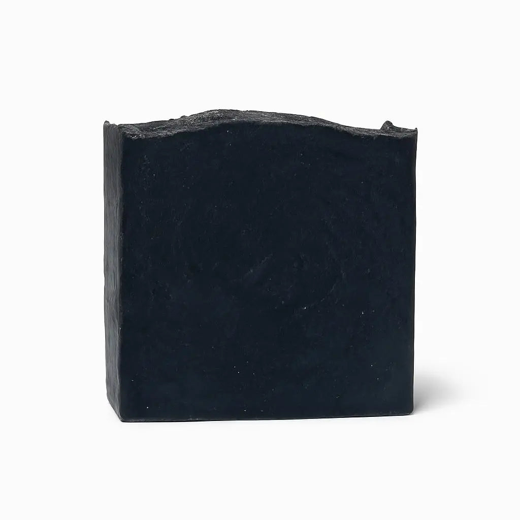 Jabón de carbón activado natural Maro Naturals para acné, puntos negros y piel grasa hecho en Colombia.