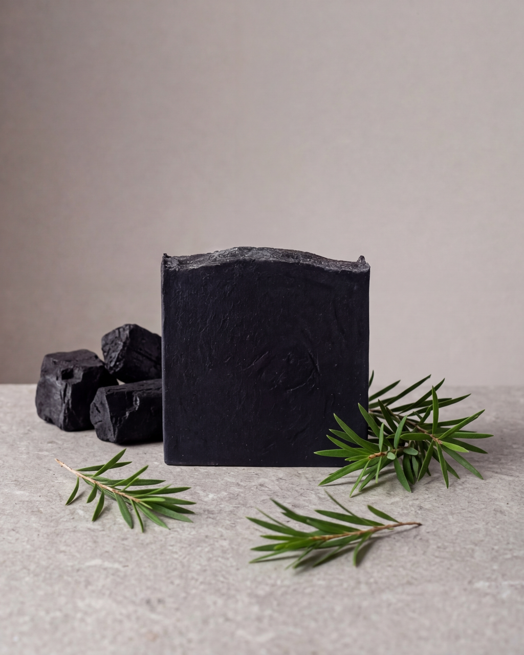 Jabón de carbón activado natural maro naturals para acné, puntos negros y piel grasa hecho en Colombia.