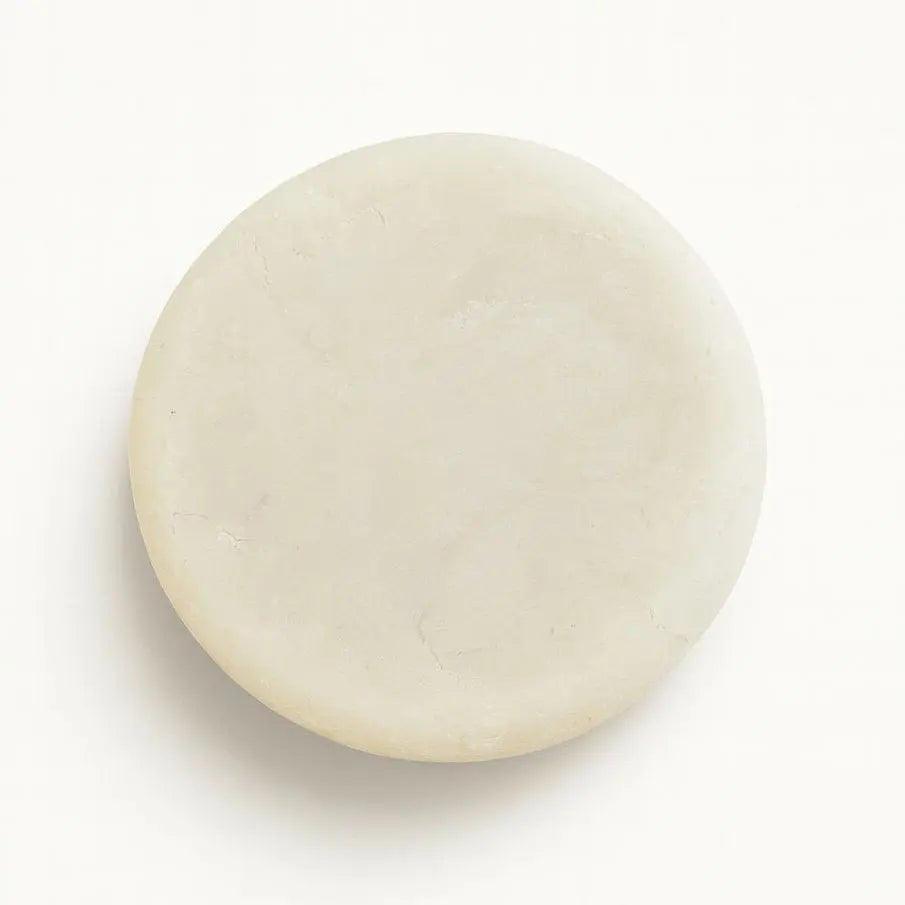 Shampoo sólido de coco, miel y manzanilla maro naturals para nutrición y brillo natural hecho en Colombia.