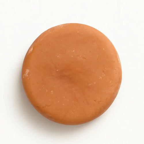 Shampoo sólido de rosas y almendras maro naturals para hidratar cabello seco y sensible hecho en Colombia.