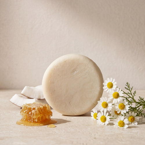 Shampoo sólido de coco, miel y manzanilla maro naturals para nutrición y brillo natural hecho en Colombia.