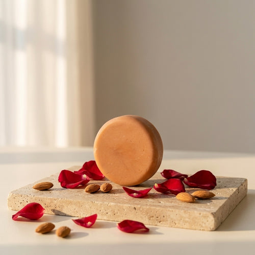 Shampoo sólido de rosas y almendras maro naturals para hidratar cabello seco y sensible hecho en Colombia.