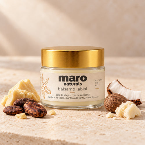 Bálsamo labial de cacao y karité de maro naturals, frasco lleno con tapa dorada junto a cacao, coco y mantecas.