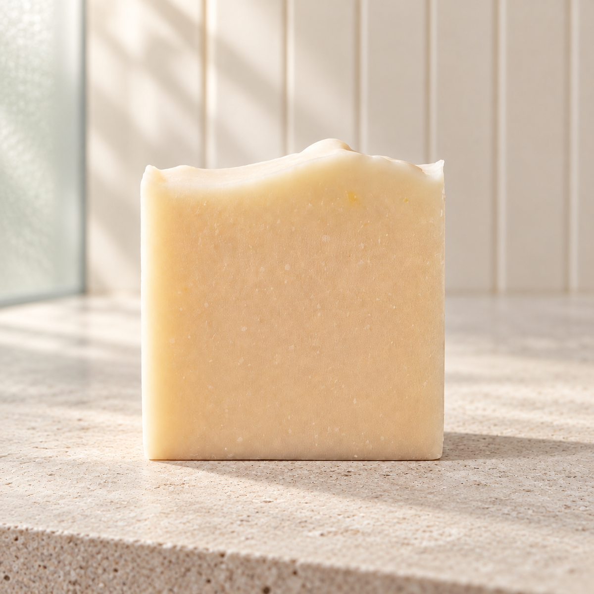 Imagen complementaria generada con IA del jabón de arroz de maro naturals en un entorno de baño.