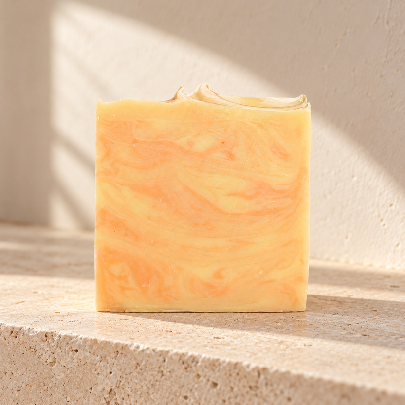 Imagen complementaria generada con IA del jabón de caléndula de maro naturals en un entorno de baño.