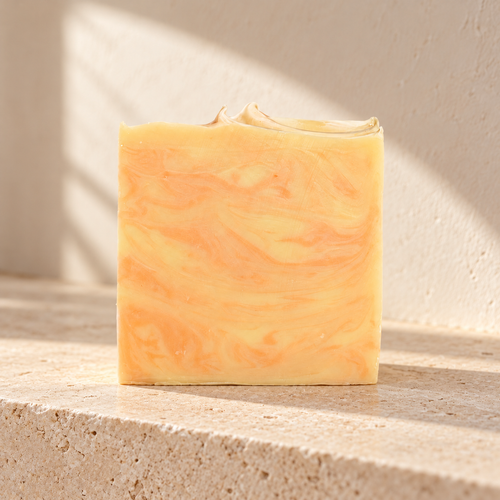 Imagen complementaria generada con IA del jabón de caléndula de maro naturals en un entorno de baño.