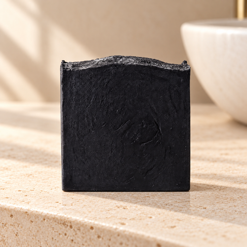 Imagen complementaria generada con IA del jabón de carbón activado de maro naturals en un entorno de baño.
