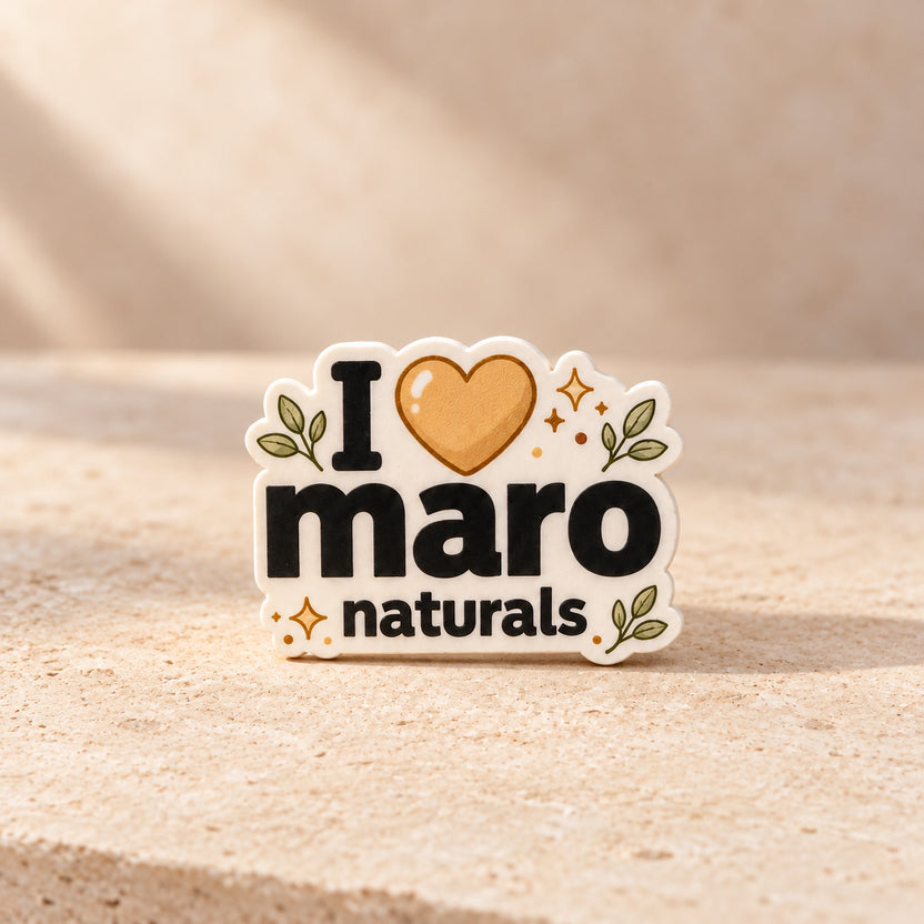 Pin I love maro naturals, diseño de corazón y hojas sobre piedra beige.
