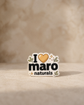 Pin I love maro naturals de plástico reciclado con diseño de corazón y hojas verdes, accesorio ecológico maro naturals Colombia